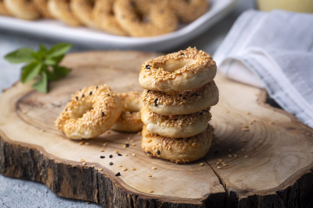 Türkische Kekse mit Sesam auf einem Holzbrett